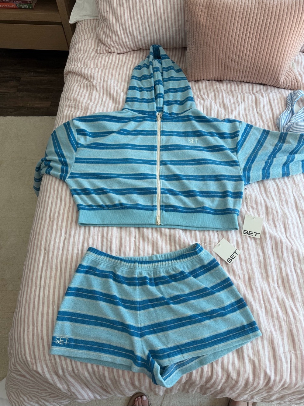 SET Active NWT REEF Terry Striped Cropped Hoodie Set